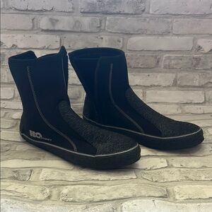 Black Boat Shoes with Cushioned Sole and Minimalist Design